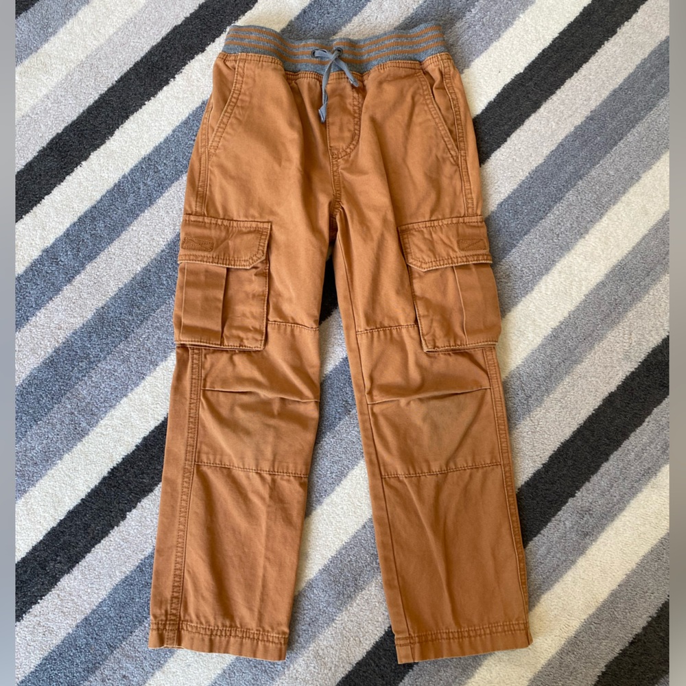 Hanna Andersson boy pants with cargo pockets, size US 6-7, brown caramel color.
